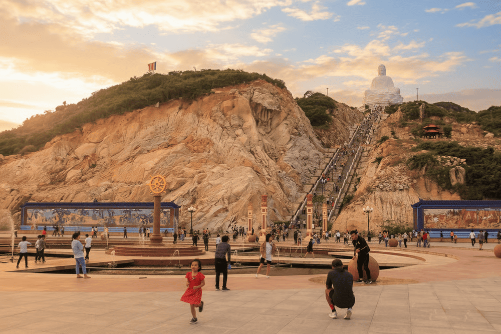 Khu vực chân núi dẫn lên chùa và tượng Phật ngồi